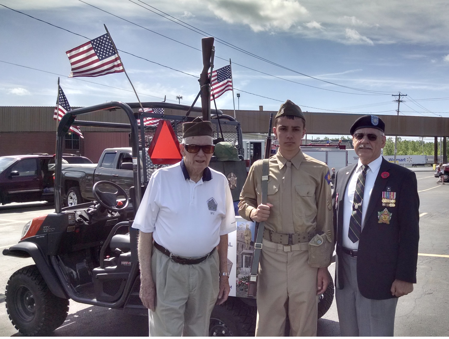Company F chairman, Bill Menz, "model soldier" Jack Hill and LtCol Richard Glass